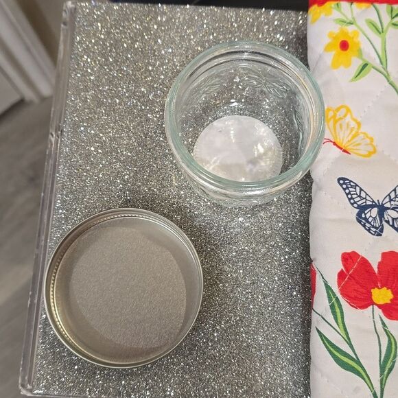 Dolly Parton Floral Strawberries Oven Mitt & Glass Jar Set - Picture 12 of 13